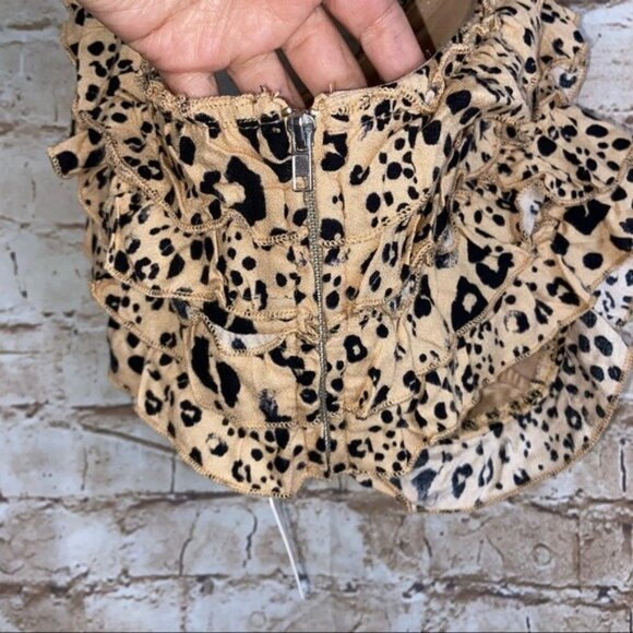 Selfie LeslieTigerlily Tiered Frill Off The Shoulder Top Leopard Size La… - Picture 5 of 5